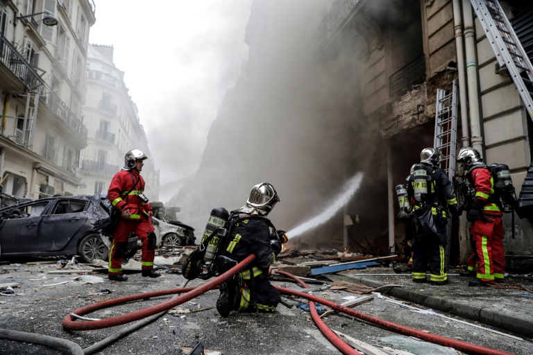 Des pompiers sur les lieux d'une explosion à l'angle des rues Saint-Cécile et de Trevise, le 12 janvier 2019 à Paris