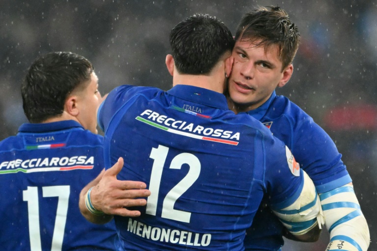 Les internationaux italiens Luca Rizzoli, Tommaso Menoncello et Manuel Zuliani après la victoire contre le pays de Galles (22-15) le 8 février 2025 à Rome