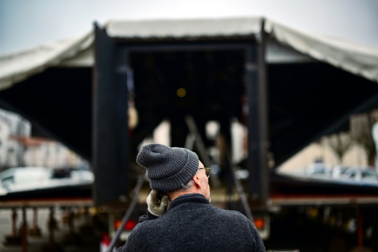 Installation de la scène d'un camion-opéra à Montbrison, le 3 février 2025 dans la Loire