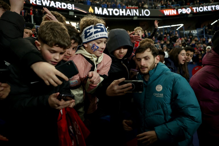 Le nouvel attaquant géorgien du PSG, Khvicha Kvaratskhelia, avec de jeunes supporters du club, après la victoire contre Monaco au Parc des Princes, le 7 février 2025