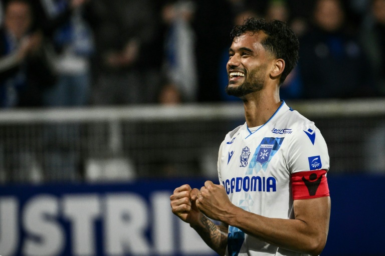 Le Brésilien d'Auxerre Jubal célèbre son doublé lors de la victoire 3-0 face à l'OM, le 22 février 2025 à Auxerre