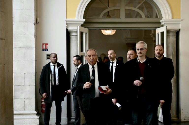 Le Premier ministre François Bayrou après une réunion avec des membres du collectif des victimes des violences de Notre-Dame-de-Bétharram et leur porte-parole Alain Esquerre (à droite) à la mairie de Pau, le 15 février 2025