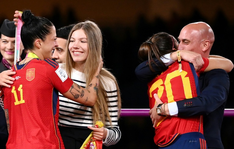 Luis Rubiales d) prend dans ses bras la joueuse Rocio Galvez sous les yeux de Jennifer Hermoso (g) après la victoire de l'Espagne en finale de la Coupe du monde féminine, le 20 août 2023 à Sydney