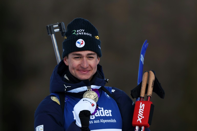 Le Français Eric Perrot savoure sa médaille de bronze en poursuite, aux Mondiaux de biathlon, le 16 février 2025 à Lenzerheide en Suisse