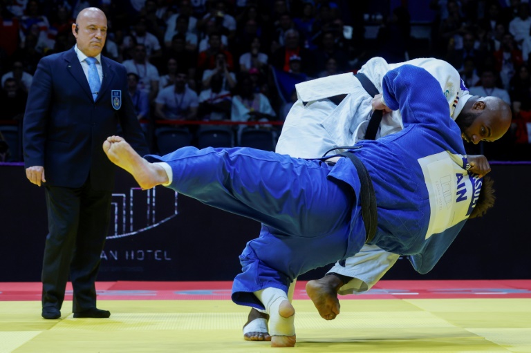 Le Français Teddy Riner (en blanc) lors de sa victoire en finale des Mondiaux de judo contre le Russe Inal Tasoev, le 13 mai 2023 à Doha