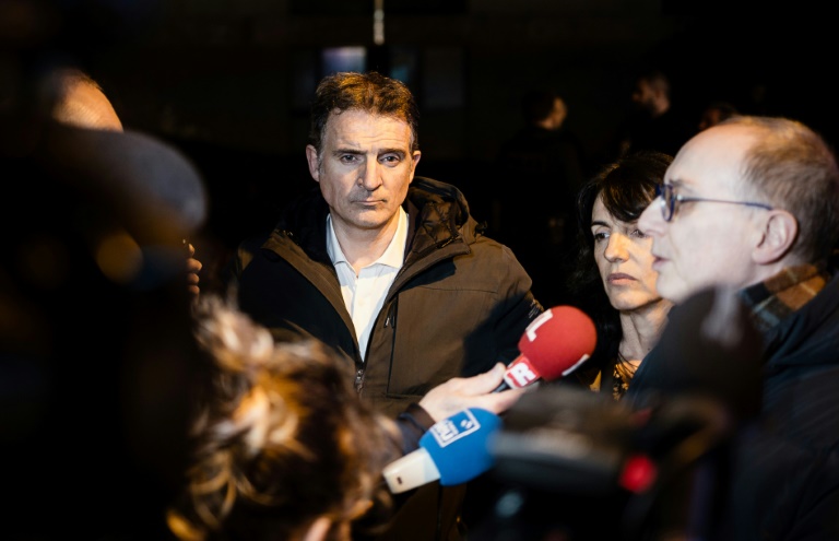 Le maire de Grenoble Eric Piolle (c), le procureur François Touret de Coucy (d) et la préfète de l'Isère Catherine Seguin sur les lieux d'une explosion dans un bar, à Grenoble, le 12 février 2025