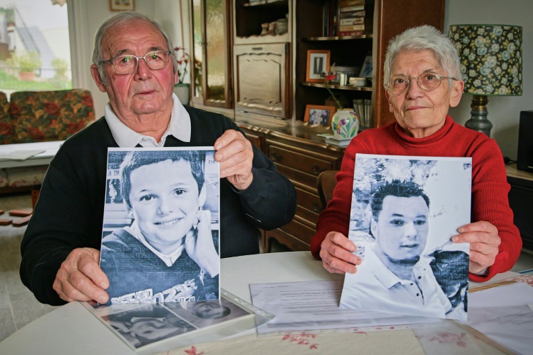 Roland et Mauricette Vinet, les grands-parents de Mathis, victime de l'ex-chirurgien Joël Le Scouarnec, montrent des photos de leur petit-fils, aujourd'hui décédé, chez eux à Saint-Germain, le 3 février 2025 dans la Vienne