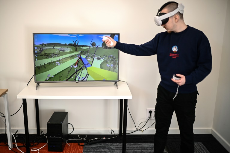 Un programmeur du studio informatique Nyx montre l'utilisation du logiciel Ampelos lors d'une formation à la taille des vignes avec un masque de réalité virtuelle, à Gond-Pontouvre, le 17 février 2025 en Charente