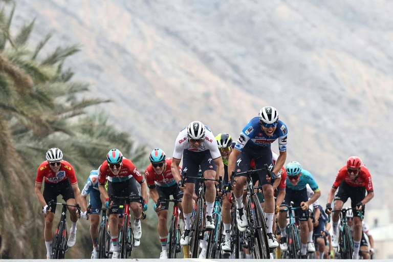 Paul Magnier (Soudal Quick-Step) sprinte jusqu'à la ligne d'arrivée devant l'Américain Luke Lamperti (Soudal Quick-Step) pour remporter la troisième étape du Tour d'Oman, à Mascate le 12 février 2024