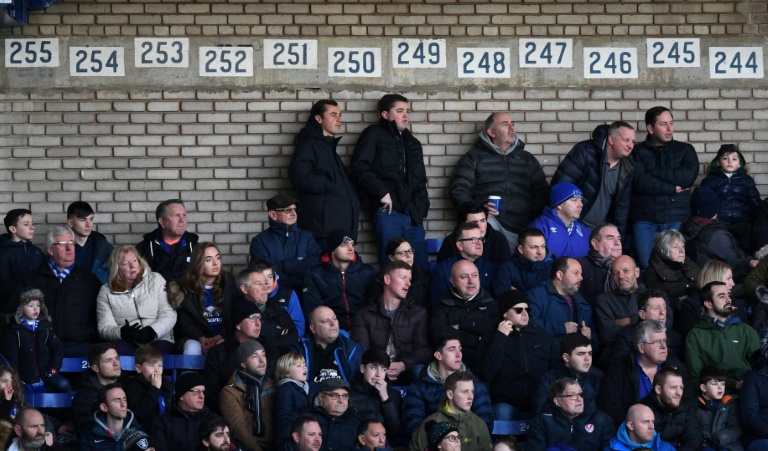 Des fans d'Everton regardent un match de Premier League contre Southampton dans les travées de Goodison Park, le 2 janvier 2017 à Liverpool