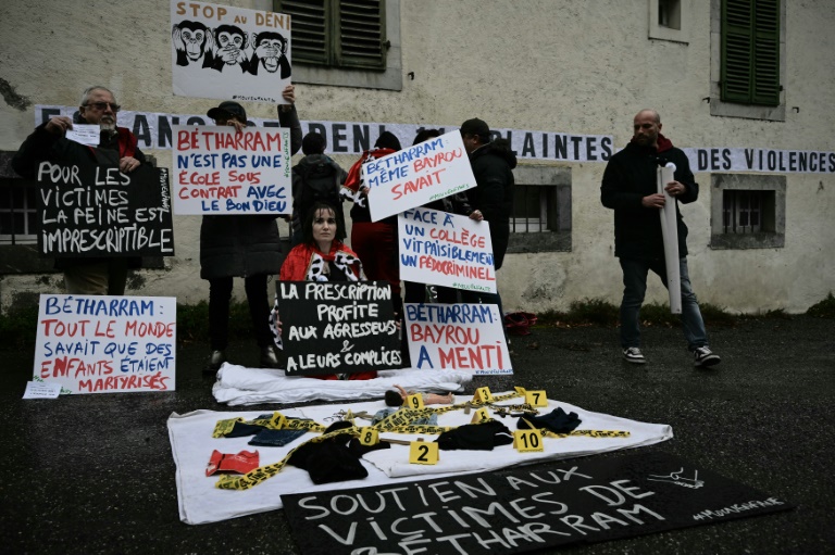 Des membres de l'associations Mouv'Enfants avec des pancartes durant une manifestation contre les agressions soupçonnées au collège-lycée de Bétharram, le 12 février 2025.