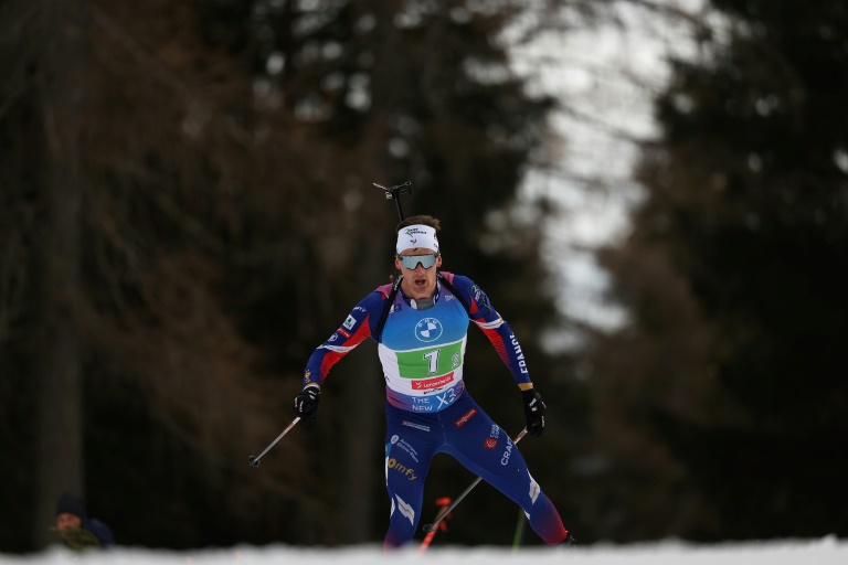 Fabien Claude lors du relais masculin des Championnats du monde de biathlon, à Lenzerheide, en Suisse, le 22 février 2025