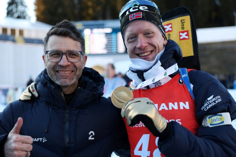 Le Norvégien Johannes Boe (à droite) pose avec son cmpatriote Ole Einar Borndalen aux Championnts du monde de biathlon à Lenzerheide (Suisse) le 15 février 2025