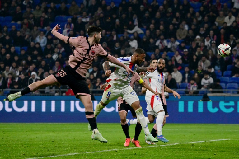 Le milieu de terrain de Lyon Corentin Tolisso (C) inscrit un but de la tête en fin de match face à Paris, à Décines-Charpieu, le 23 février 2025