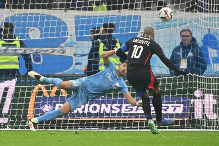 Alexandre Lacazette égalise sur penalty pour Lyon contre Marseille en L1 le 2 février 2025 au stade Vélodrome à Marseille