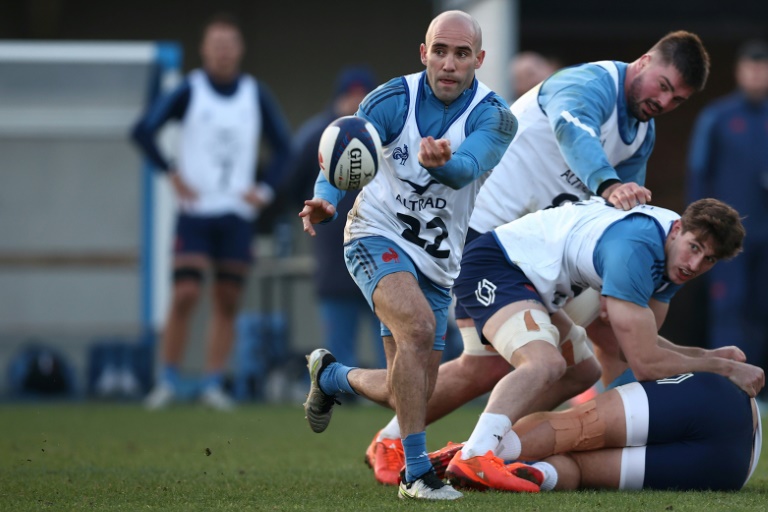 Le demi de mêlée de rugby Maxime Lucu lors de la séance d'entrainement de l'équipe de France avant le match du Tournoi des six nations contre l'Angleterre à Marcoussis le 3 février 2025.