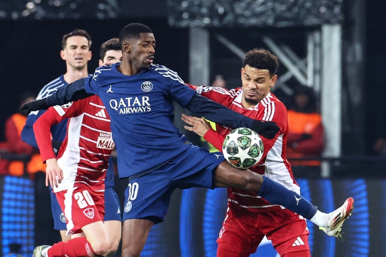 Les Brestois Kenny Lala (à droite) et Pierre Lees-Melou (caché) à la lutte avec Ousmane Dembélé en barrage aller de la Ligue des champions le 11 février 2025. Les Bretons ont encore un match retour à jouer dans huit jours à Paris mais leur défaite 3-0 a probablement mis fin à leur belle épopée