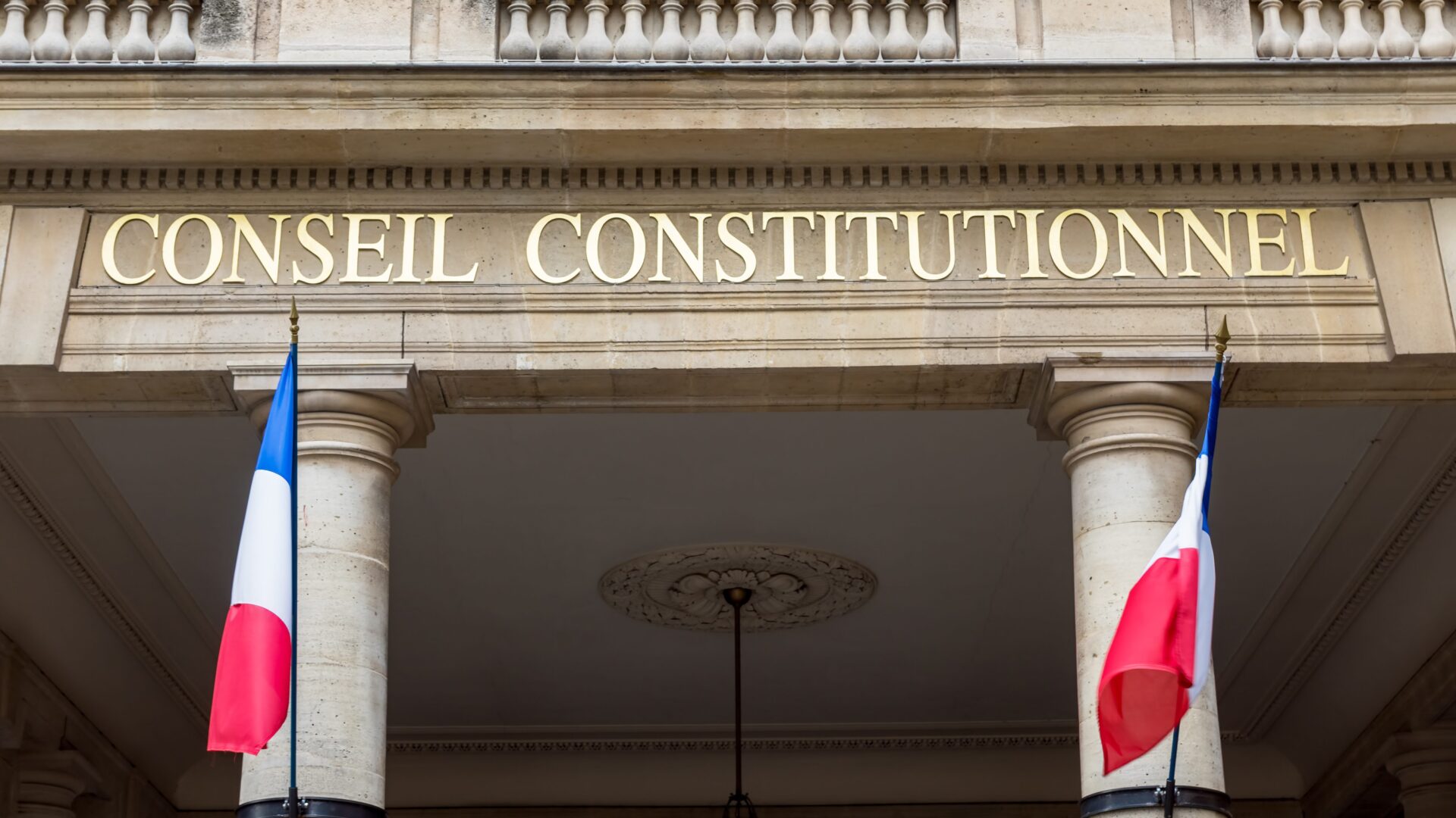 Les récentes nominations au Conseil Constitutionnel ont suscité des interrogations. À l'heure où l'on attendait des experts en droit constitutionnel, ce sont principalement des figures politiques qui ont été choisies, comme Richard Ferrand pour présider l'institution. Un choix qui interroge sur la compétence des nouveaux membres et sur la neutralité politique de la plus haute juridiction française.