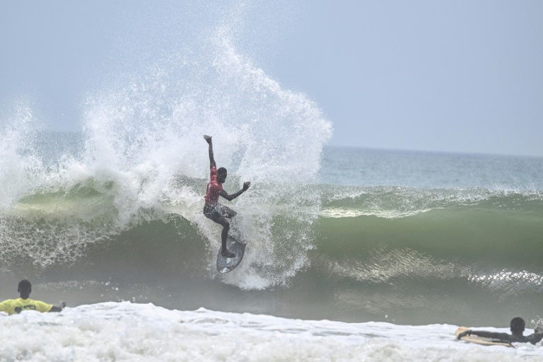 Le surfeur sénégalais Sherif Fall pendant le Africa sur tour le long de la plage ivoirienne d'Assinie le 22 février 2025