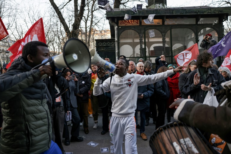 Manifestation devant la Gaîté lyrique, occupée depuis trois mois par des jeunes migrants, dont la préfecture de police a ordonné l'évacuation, le 17 mars 2025 à Paris