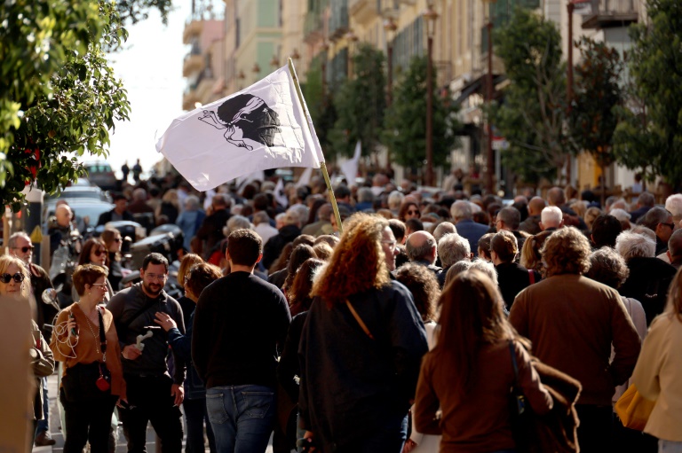 Des manifestants brandissant un drapeau corse lors de la manifestation contre la mafia, Ajaccio, le 8 mars 2025