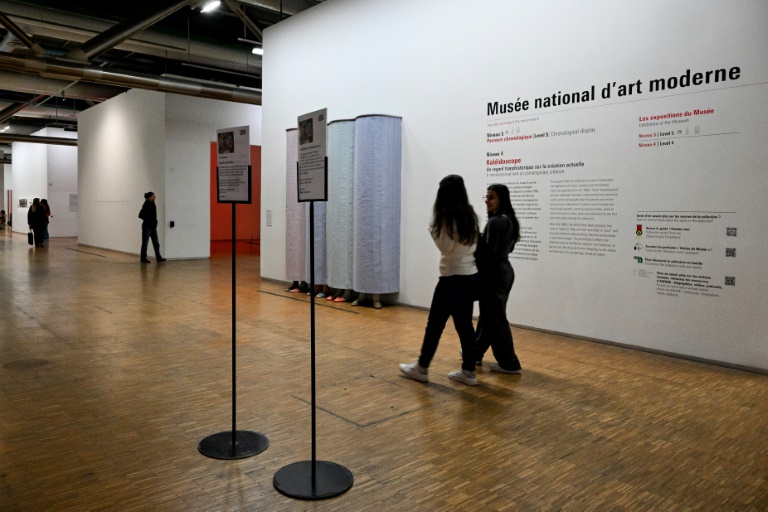 Des visiteurs au Musée national d'art moderne du Centre Pompidou, le 8 mars 2025 à Paris