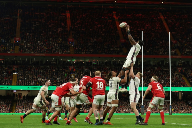 L'Anglais Maro Itoje s'empare de la balle lors sur une touche contre le pays de Galles lors de la dernière journée du tournoi des 6 nations le 15 mars 2025 à Cardiff au pays de Galles