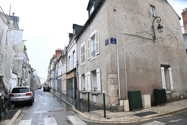 Vue le 23 mars 2025 de l'endroit où le rabbin d'Orléans a été agressé le 22 mars 2025, à Orléans