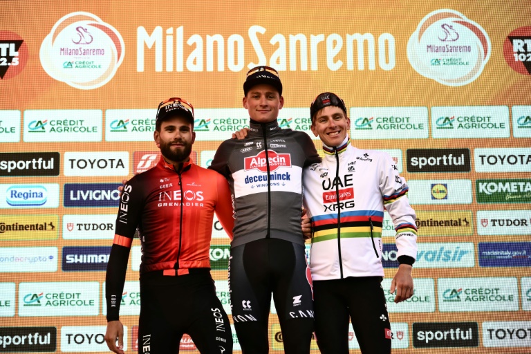 Mathieu van der Poel (C) sur le podium au côté de Filippo Ganna (G) et Tadej Pogacar (D), à Sanremo, le 22 mars 2025