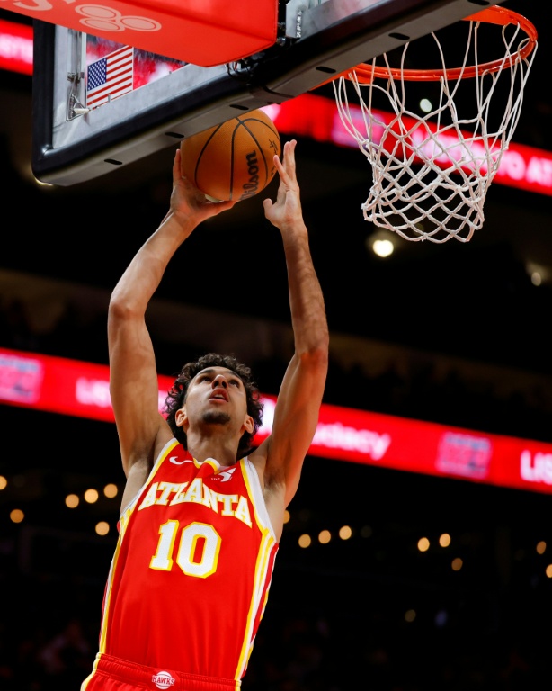 Zaccharie Risacher, le rookie français des Hawks d'Atlanta, pendant le troisième quart-temps d'un match de NBA contre les Bucks de Milwaukee, à Atlanta, le 4 mars 2025