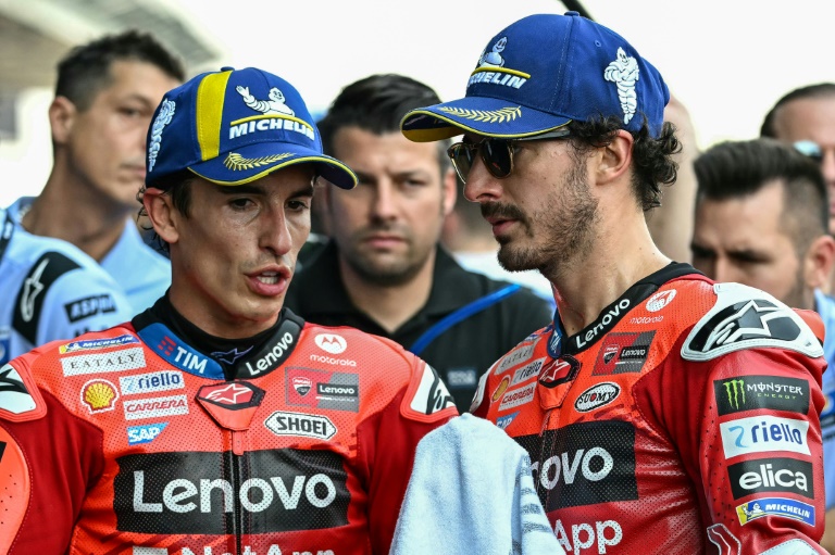 L'Espagnol Marc Marquez (gauche) et son coéquipier italien chez Ducati Francesco Bagnaia, respectivement vainqueur et troisième de la course sprint du Grand Prix de MotoGP en Thaïlande, le 1er mars 2025 à Buriram