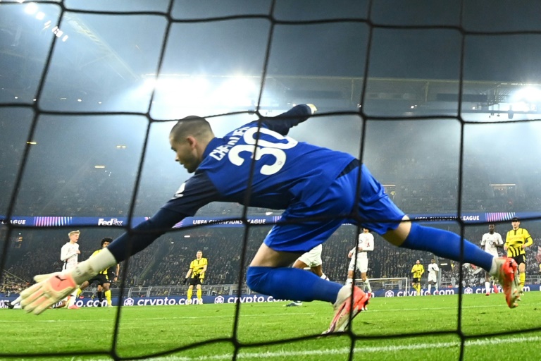 Le gardien de but de Lille Lucas Chevalier au cours du huitième aller de C1 contre Dortmund le 4 mars 2025 à Dortmund