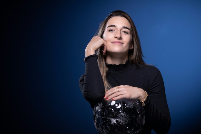 La championne olympique française de ski de bosses Perrine Laffont pose lors d'une séance photo, à Paris, le 24 mars 2021