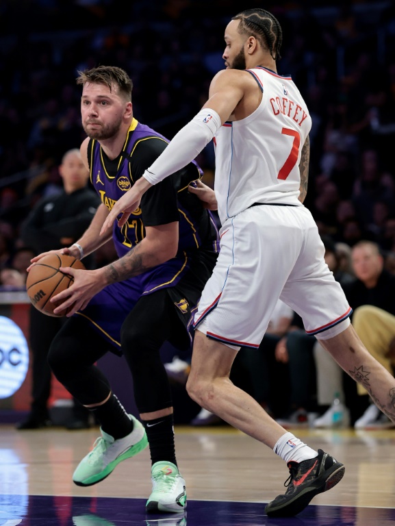 Luka Doncic, des LA Lakers, protège son ballon devant Amir Coffey, des LA Clippers, en NBA le 28 février 2025 à Los Angeles