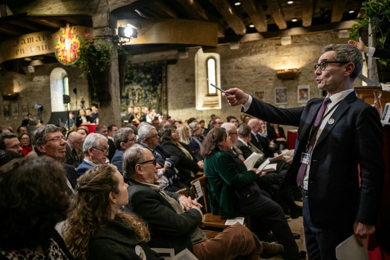 Un commissaire-priseur dirige la 64e vente aux enchères des vins des Hospices de Nuits au Château du Clos Vougeot à Vougeot, le 9 mars 2025 en Côte d'Or