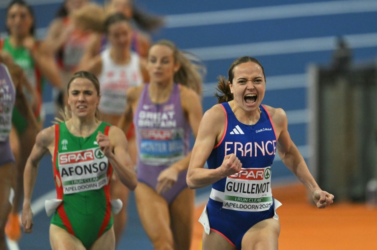 La Française Agathe Guillemot (d), victorieuse du 1.500 m aux Championnats d'Europe en salle, le 7 mars 2025 à Apeldoorn