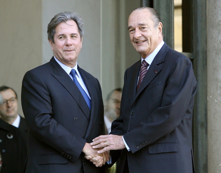 Le président de la République Jacques Chirac (D) raccompagne le nouveau président du Conseil constitutionnel Jean-Louis Debré, le 5 mars 2007, au Palais de l'Elysée à Paris, après la prestation de serment des membres de cette institution