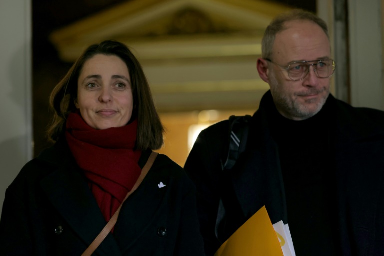 La secrétaire générale de la CGT Sophie Binet (gauche) et le membre du bureau confédéral élargi de la CGT Denis Gravouil, arrivent à l'Hôtel Matignon avant des pourparlers avec le Premier ministre français, au centre de Paris le 8 janvier 2025