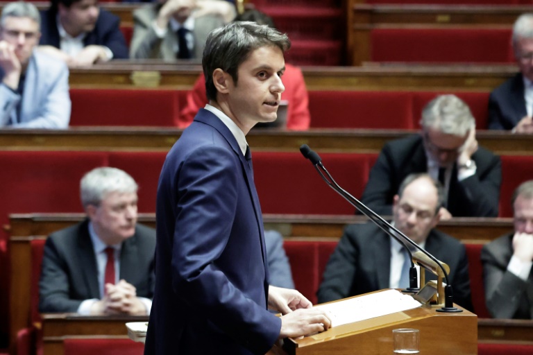 Le député français Gabriel Attal, prononce un discours lors d'une session consacrée à l'Ukraine et à la sécurité en Europe à l'Assemblée nationale à Paris, le 3 mars 2025