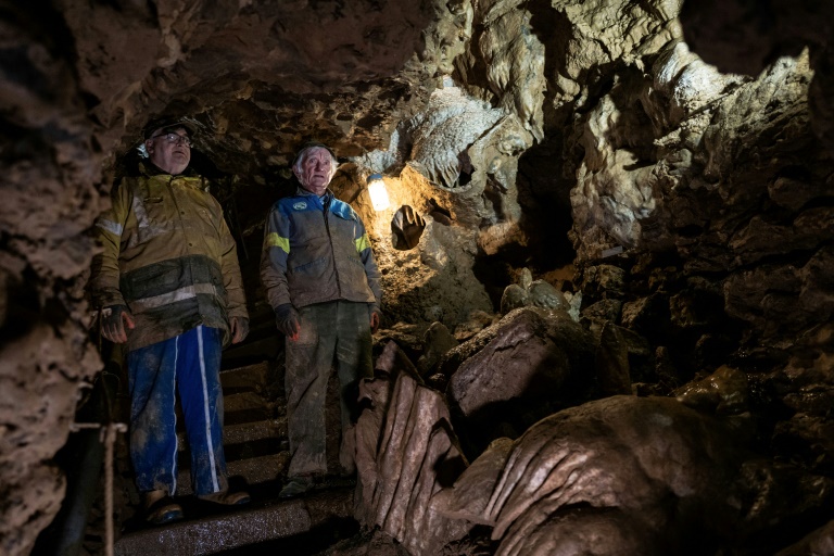 Robert Brunet, à droite, et son ami Alain Musy, à gauche dans une gallerie souterraine de Péronne, en Saône-et-Loire, le 21 février 2025