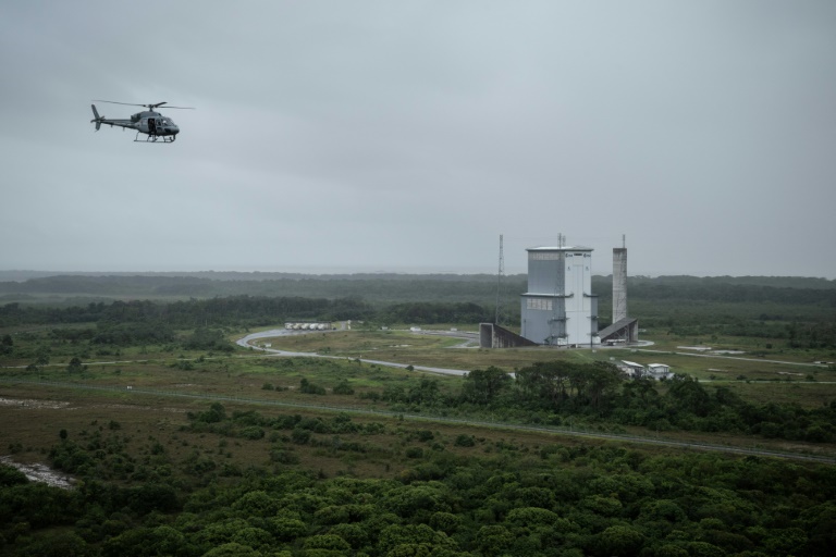 Un hélicoptère de l'armée française survole la rampe de lancement d'Ariane 6 à Kourou, en Guyane, le 2 mars 2025