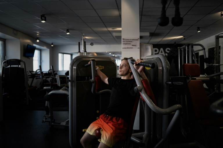 Isaac, jeune homme transgenre, dans un club de fitness à Clermont-Ferrand, le 4 février 2025 dans le Puy-de-Dôme