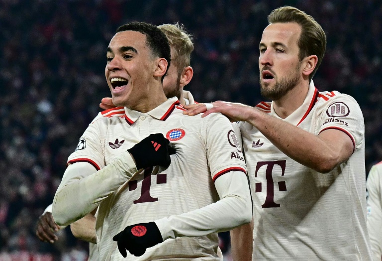 Le milieu du Bayern Munich Jamal Musiala fête son but avec ses coéquipiers lors du match de C1 contre le Bayer 04 Leverkusen le 5 mars 2025 à Munich en Allemagne