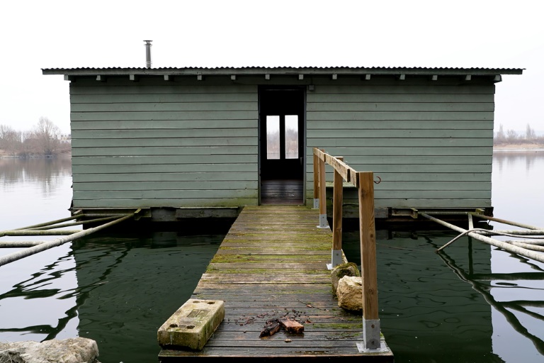 Un chalet flottant sur l'étang de la Galiotte, le 13 mars 2025 à Carrières-sous-Poissy, dans les Yvelines