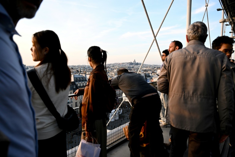 Des visiteurs sur la terrasse du Centre Pompidou à Paris, le 8 mars 2025