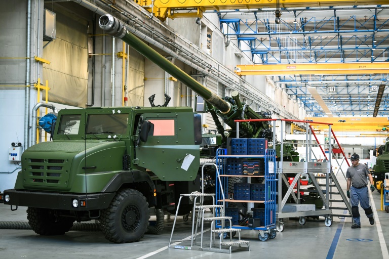 Un obusier autoporteur Caesar en cours d'assemblage dans l'usine Nexter de Roanne (Loire), le 4 juillet 2023