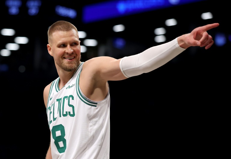 Kristaps Porzingis, l'ailier fort letton des Boston Celtics, lors d'un match de saison régulière de NBA contre les Brooklyn Nets, à Brooklyn, le 15 mars 2025