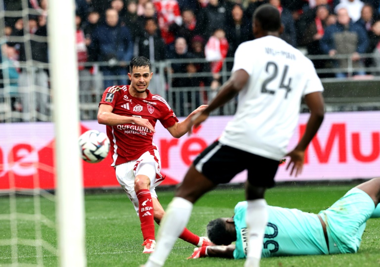 Romain Faivre marque pour Brest contre Angers en Ligue 1 le 9 mars 2025 à Brest