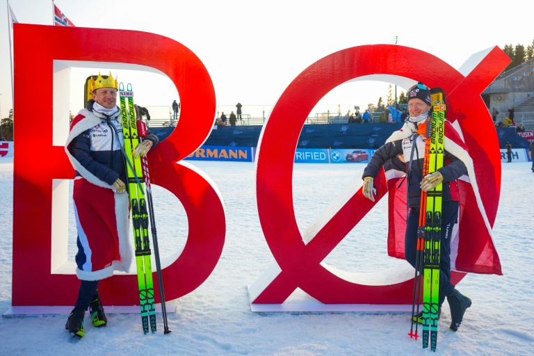 Les biathlètes norvégiens Tarjei Boe (D) et Johannes Boe posent devant leur nom à Oslo après la dernière course de leur carrière, le 23 mars 2025