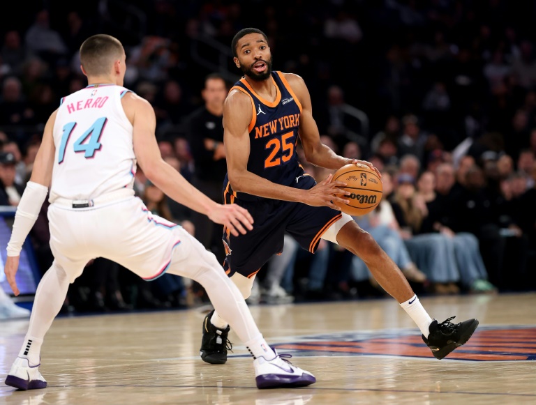 Mikal Bridges (D) lors du match NBA des Knicks contre le Miami Heat, le 17 mars 2025 à New York